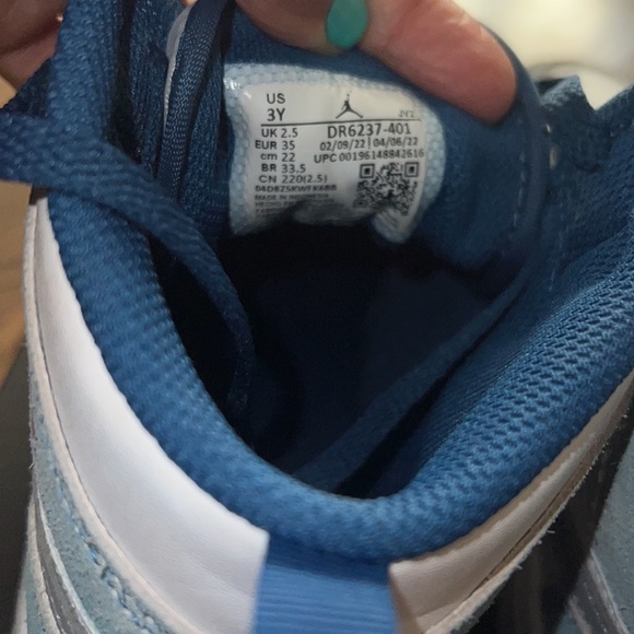 Jordan sneakers - worn a few times. Jordan 1 MID SE (PS) - Picture 5 of 10